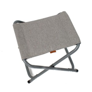 Grauer Eclipse Camping Klapphocker mit Tischauflage, ideal für Camping, Strand oder Garten.