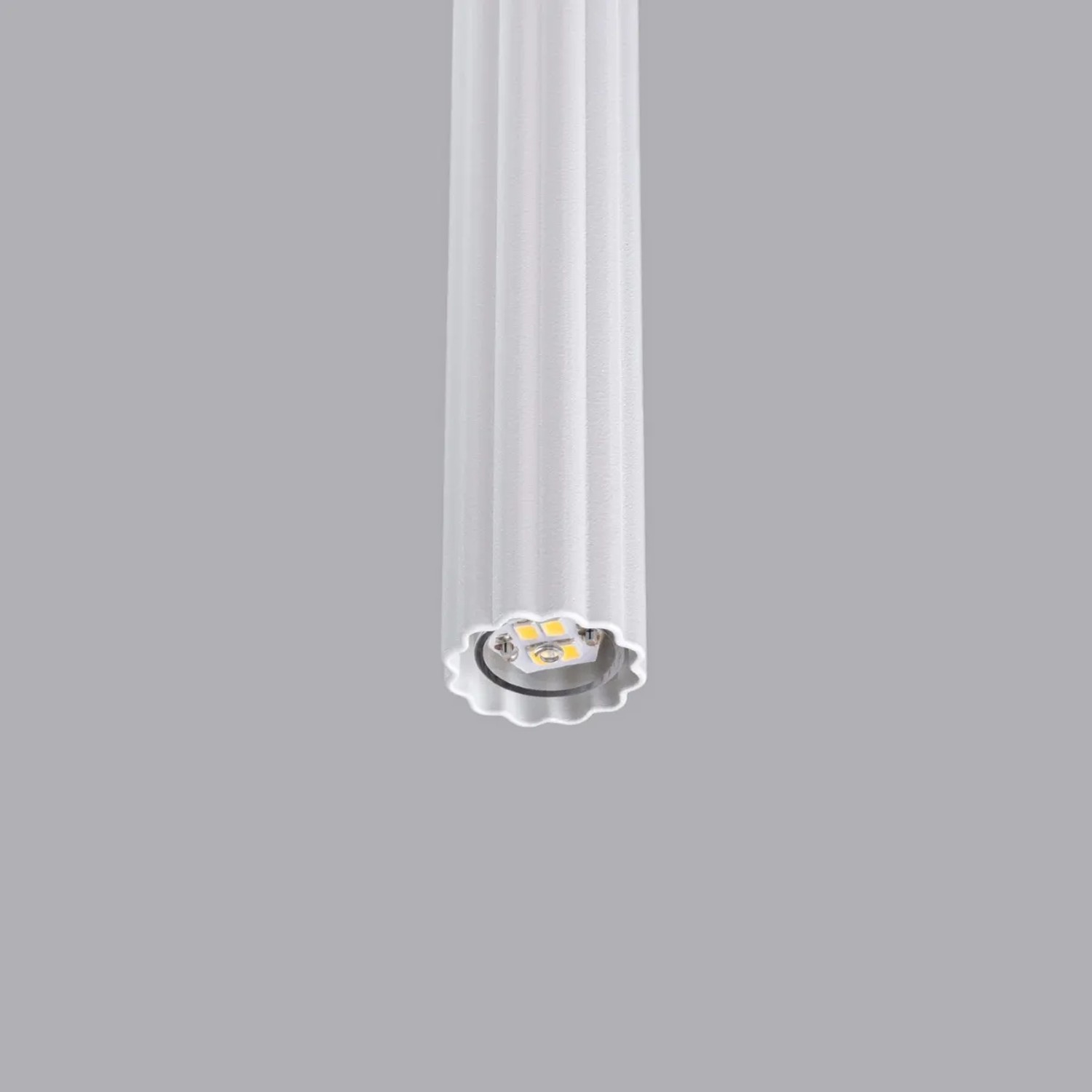 Weiße Sollux Lighting Pendelleuchte Arche 1 mit gerippter Oberfläche. Moderne Lampe für Wohnraum und Küche.
