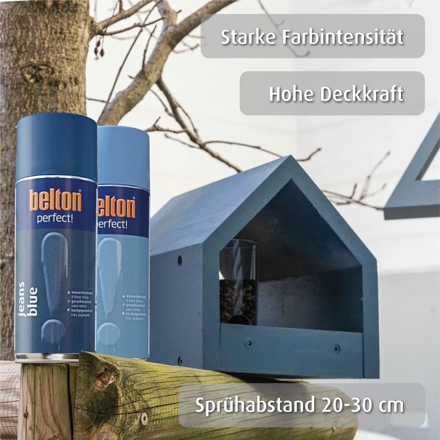 belton Buntlack Perfect Jeans Blue seidenmatt, zwei Sprühdosen und blau lackiertes Vogelhaus.