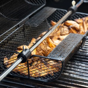 Taino Grillrondell mit Pommes im schwarzen Grillkorb als Rotisserie Grillzubehör.