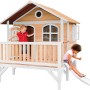 Axi Stef Spielhaus aus Holz in Braun-Weiß mit Rutsche und zwei spielenden Kindern.