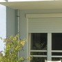 Grauer Schellenberg Rolladenpanzer Mini (100x120cm) am Fenster.
