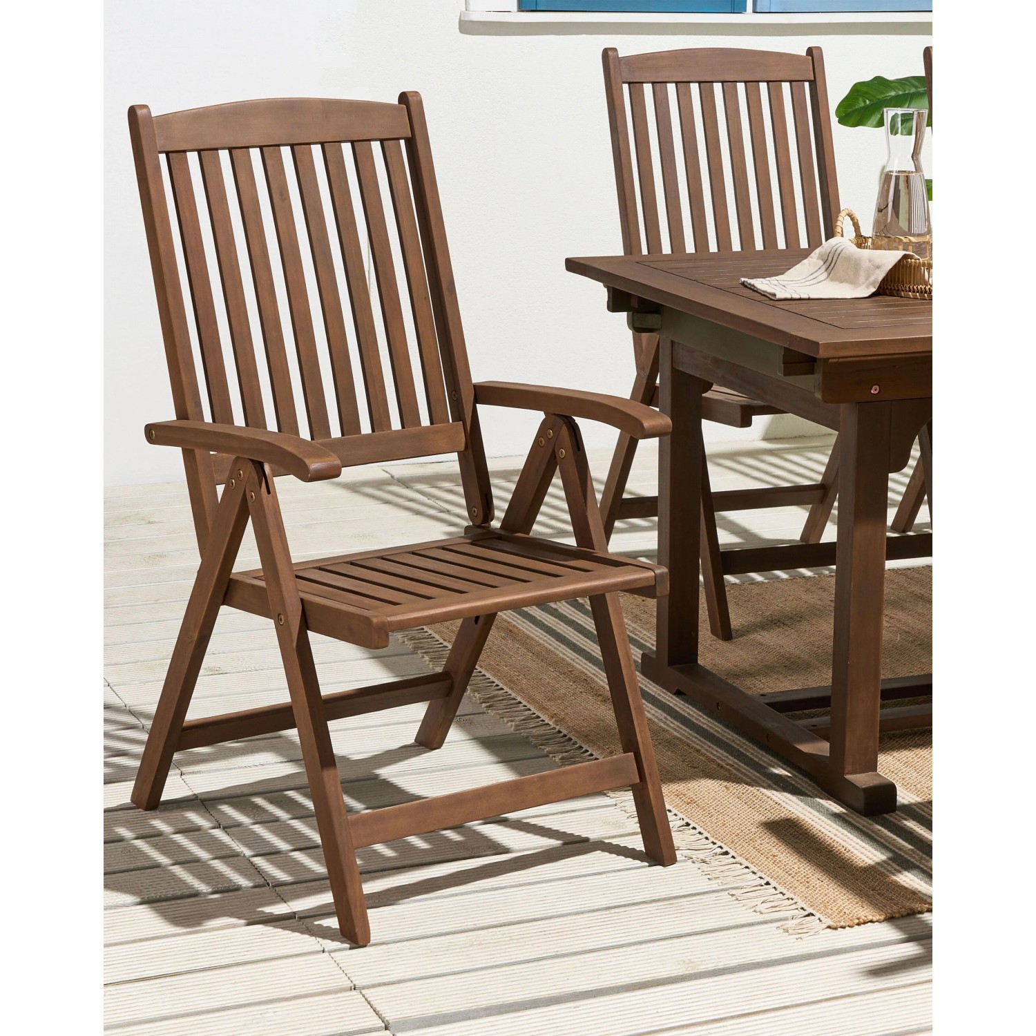Klappbarer Gartenstuhl aus Holz in dunklem Holzfarbton, ideal für Balkon und Terrasse.
