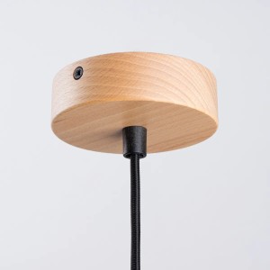 Detailaufnahme der Sollux Fano Pendelleuchte in Schwarz mit Holzbaldachin und schwarzem Kabel.