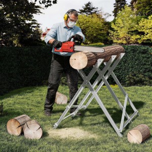 Mann sägt Holz auf klappbarem, verzinktem Sägebock mit 3 Stammhaltern im Garten. Robuste Sägehilfe für Holzarbeiten.
