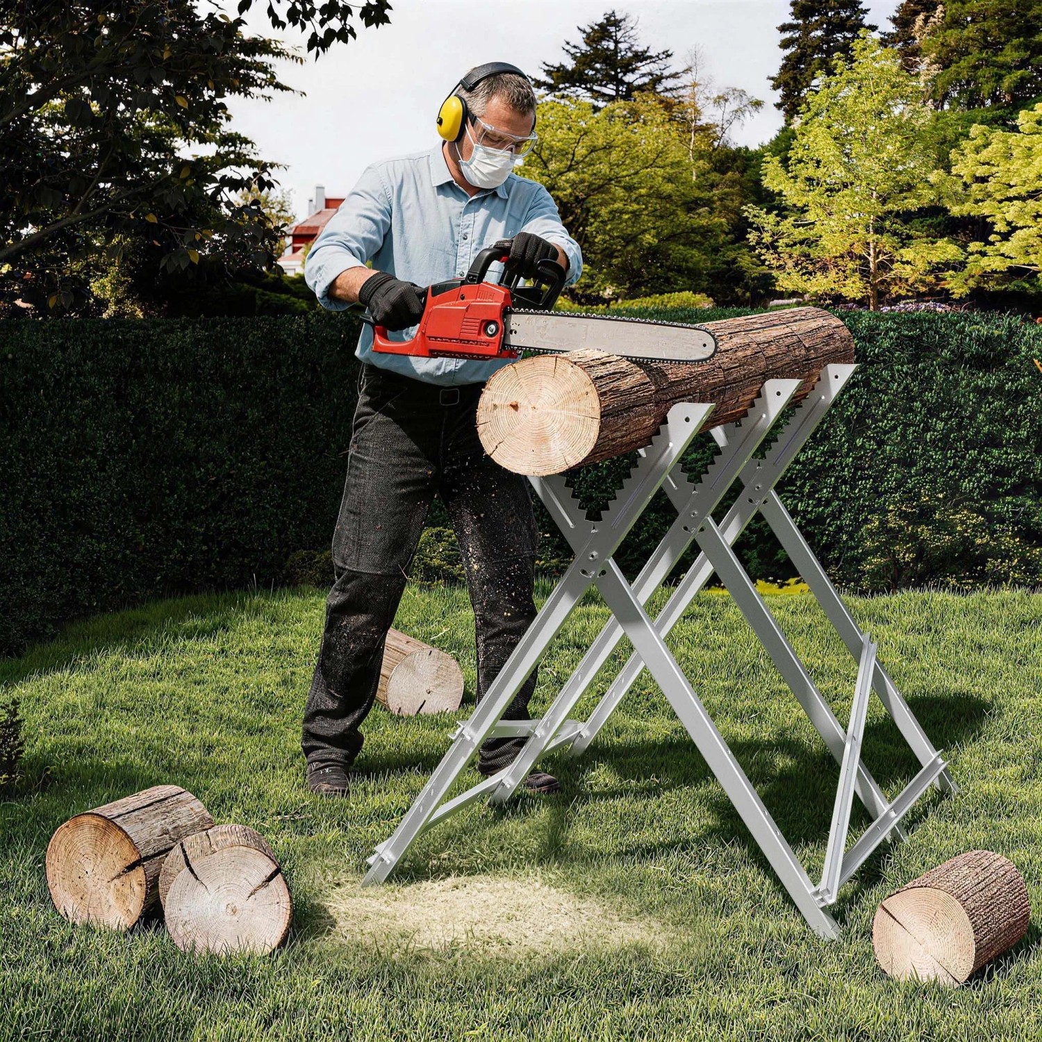 Mann sägt Holz auf klappbarem, verzinktem Sägebock mit 3 Stammhaltern im Garten. Robuste Sägehilfe für Holzarbeiten.