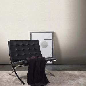 Creme Vliestapete „Bricoflor“ von Guido Kretschmer im Raum mit Sessel und Bild.