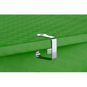 Wenko Tischtuchklemme aus Edelstahl im 4er-Set an grüner Tischdecke befestigt.