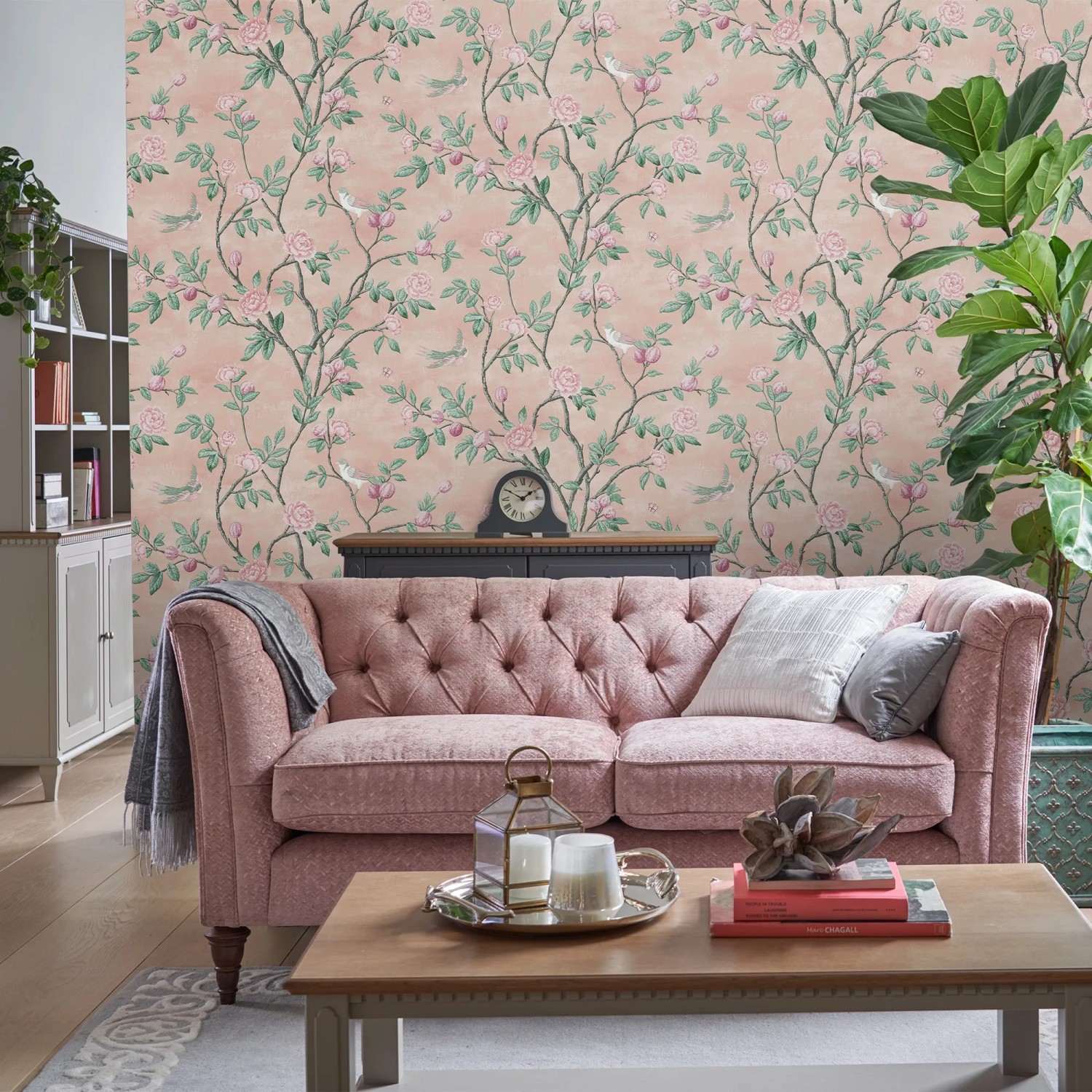 Laura Ashley Vliestapete Eglantine Blush mit Rosenmuster in einem Wohnzimmer.