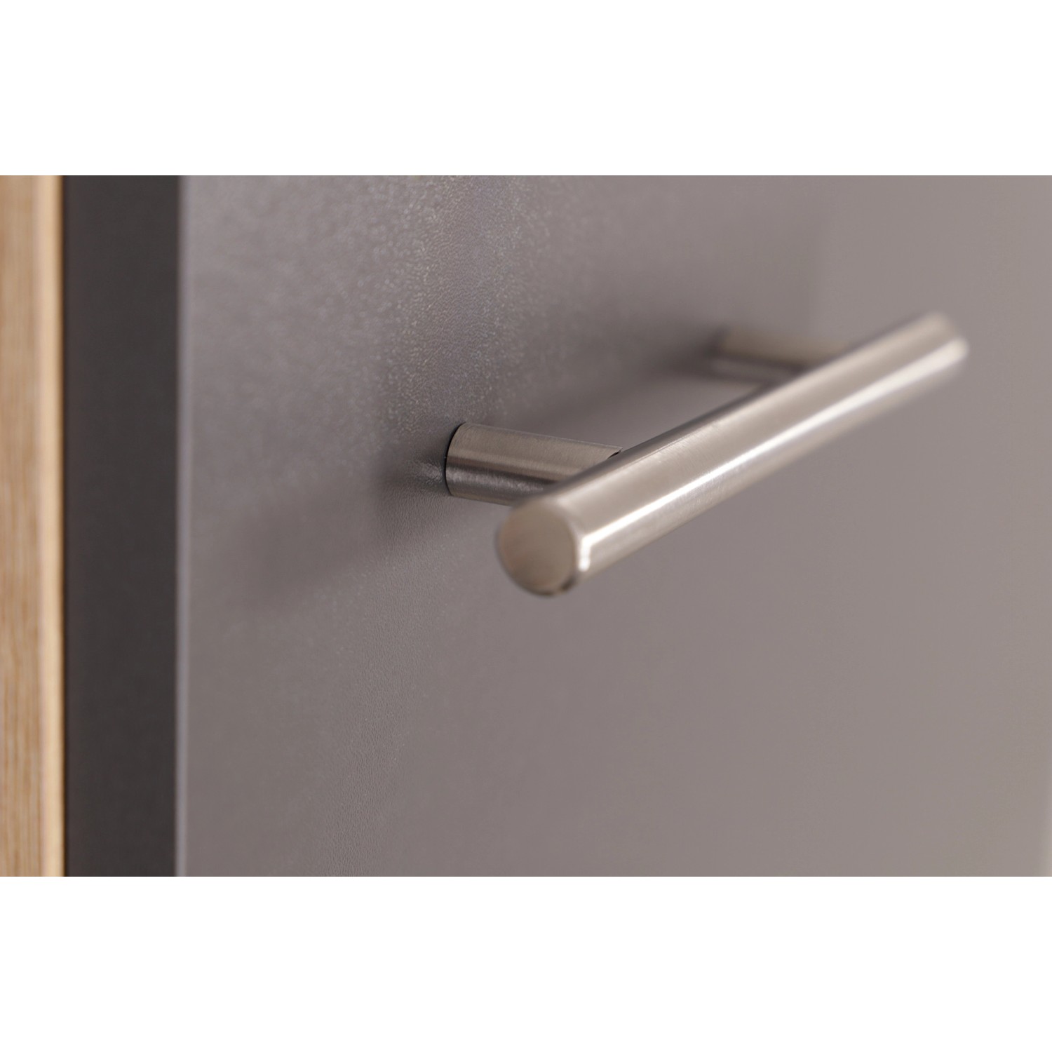 Detailaufnahme: Graue Respekta Küchenmöbel mit Edelstahlgriff.