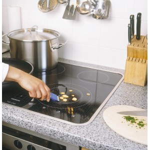 LUX Universalschaber im Einsatz auf einem Ceranfeld zum Entfernen von Speiseresten.