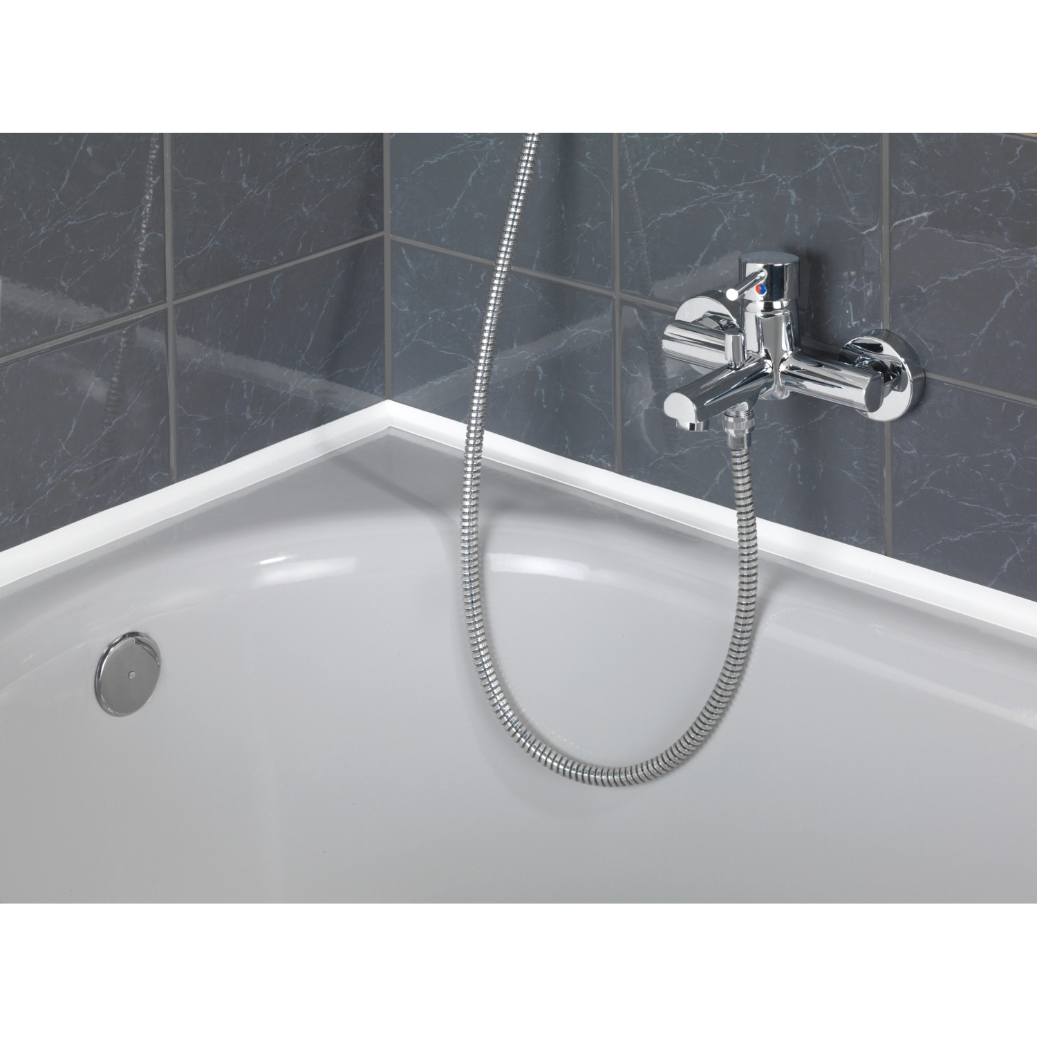 Anwendung des weißen Wenko Abdichtungsbands an einer Badewanne mit Armatur und grauen Fliesen.