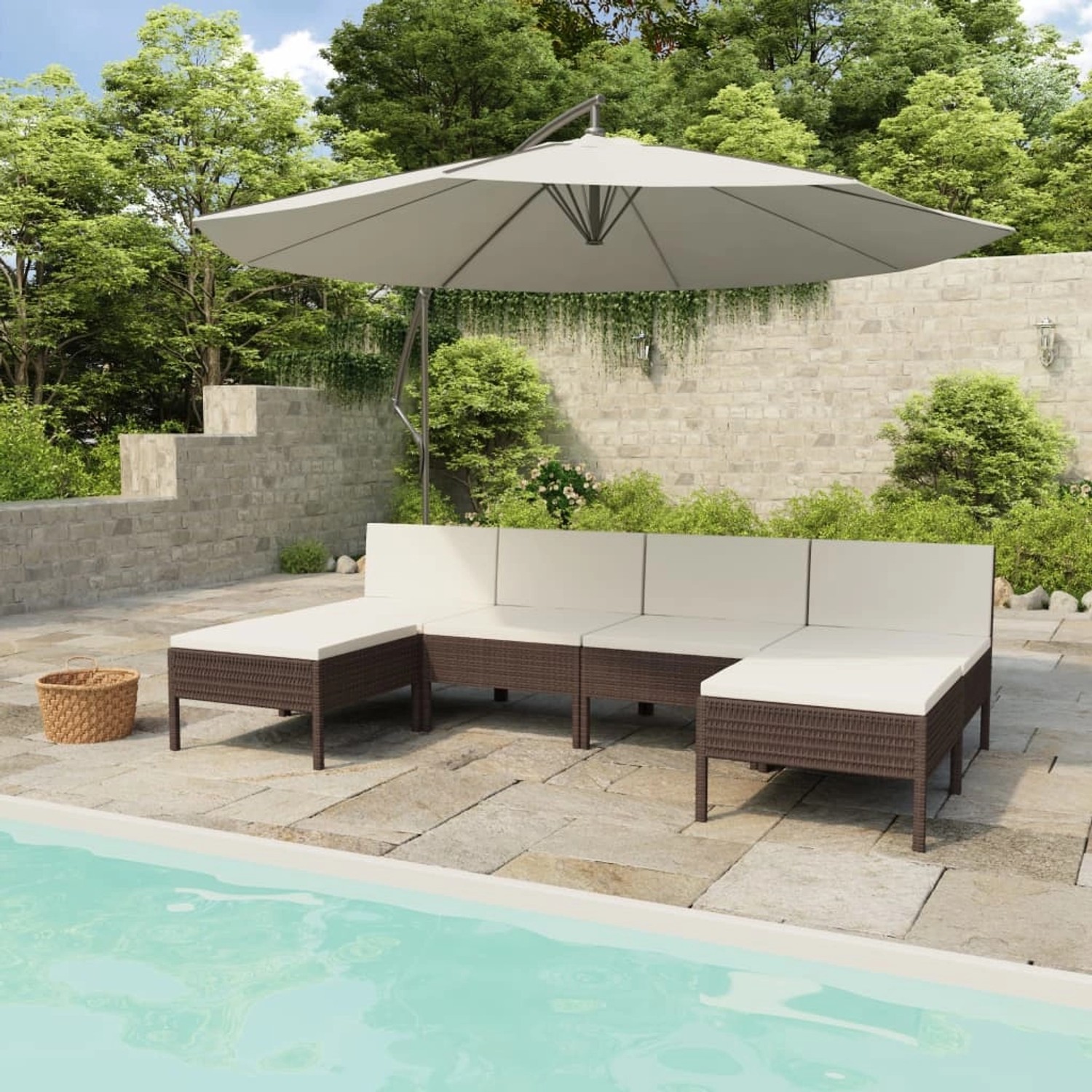 Braunes 6-tlg. vidaXL Garten-Lounge-Set mit cremefarbenen Auflagen am Pool.