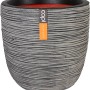 Anthrazitfarbener Capi Pflanztopf Nature Rib Kugel, Ø 35 cm, mit Riffelstruktur für Innen und Außen.
