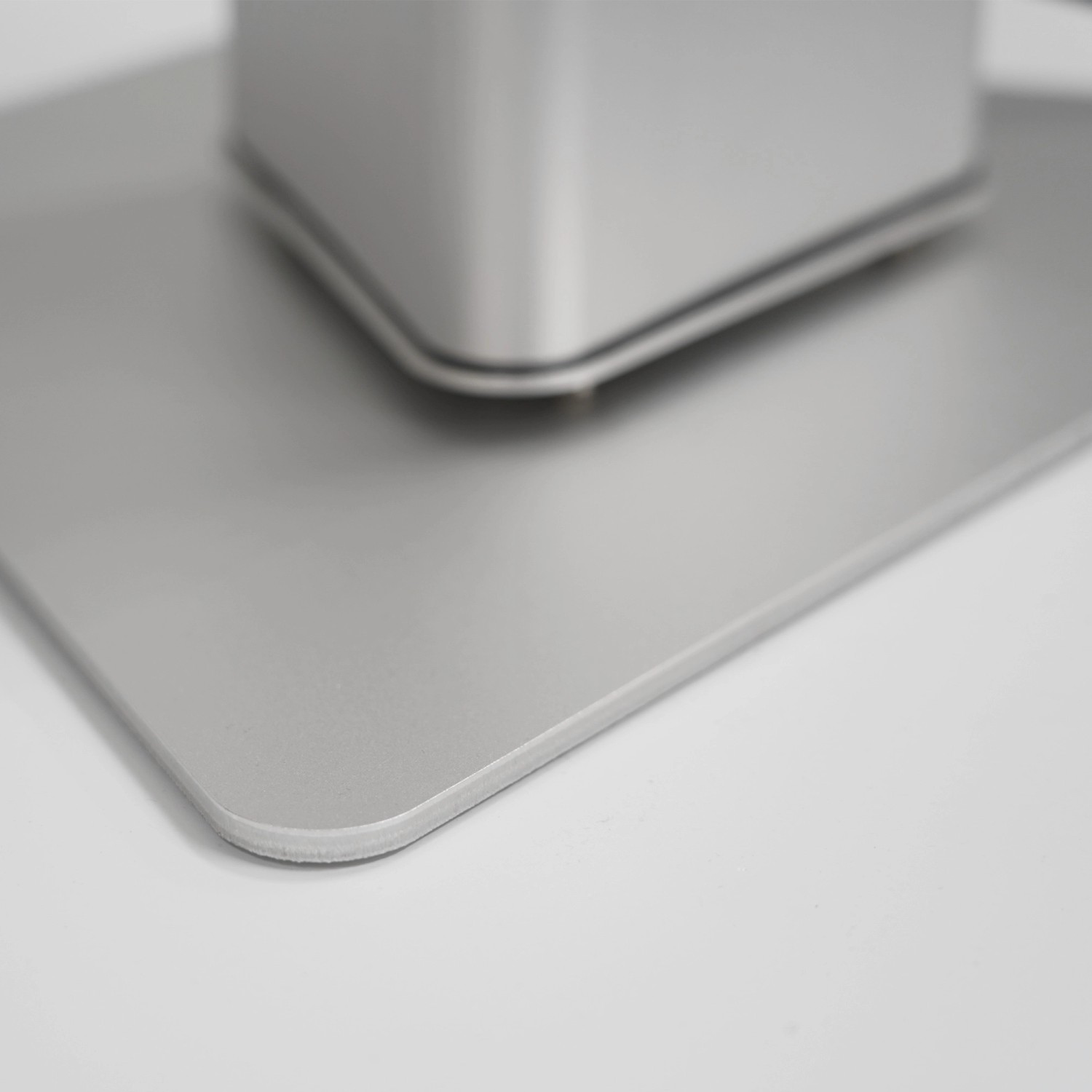 Detailaufnahme: Silberner Standfuß des Vasner HeatTower Mini Terrassenheizstrahlers.