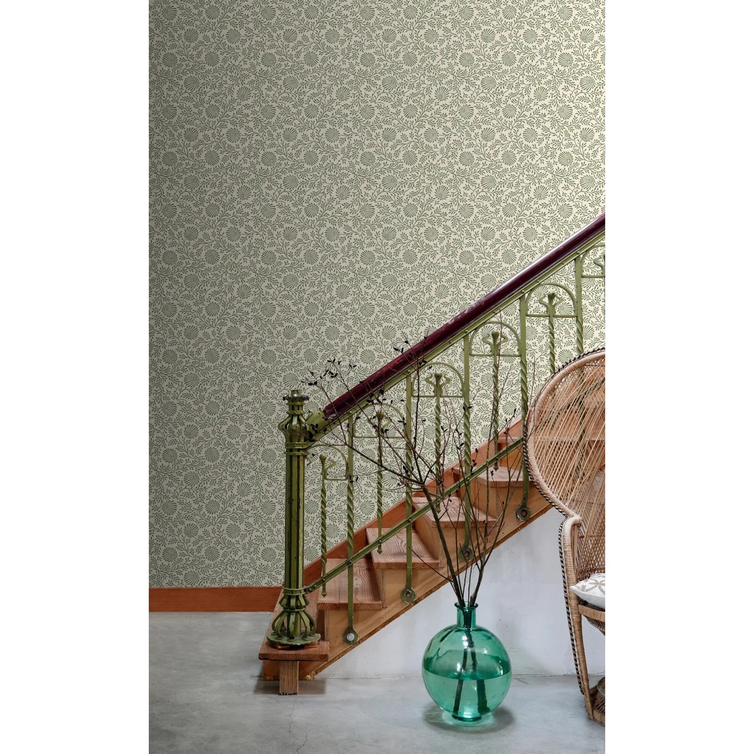 ESTAhome Vliestapete mit grünem Blumenmuster im Vintage-Stil an einer Wand. Dekorative Tapete für Wohnräume.