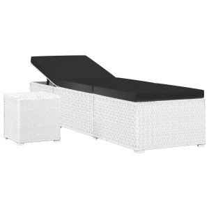 Weiße furnicato Sonnenliege mit schwarzer Auflage und Teetisch aus Poly Rattan.
