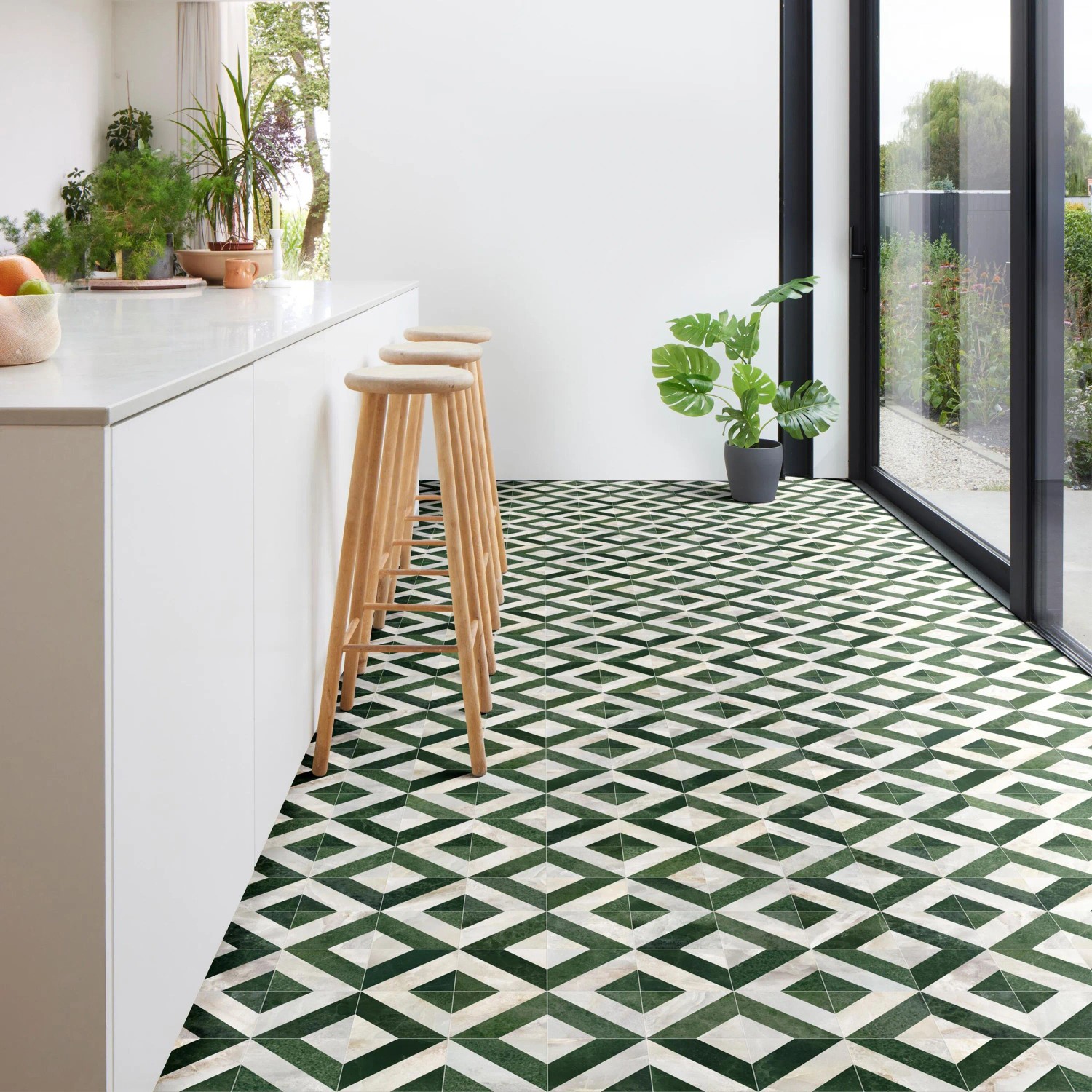 PVC-Bodenbelag Primaflor Twilight Grade Muster in Fliesenoptik, verlegt in moderner Küche.