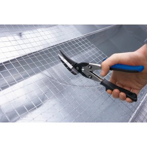 Erdi Ideal-Schere Multisnip D22A-SB beim Schneiden von Drahtgitter.