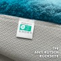 Detailaufnahme der rutschfesten Rückseite der türkisen Karat Badematte Maris mit Blattstruktur.