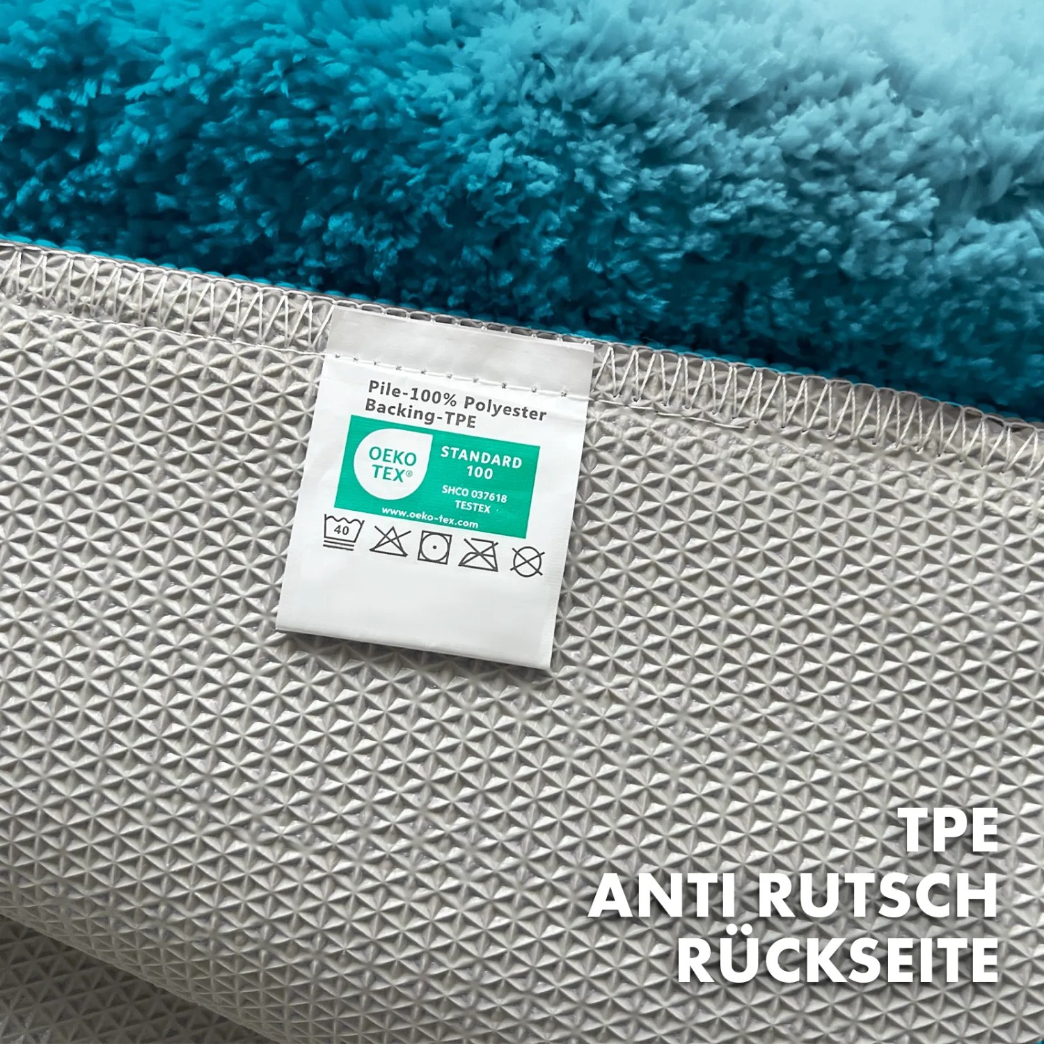 Detailaufnahme der rutschfesten Rückseite der türkisen Karat Badematte Maris mit Blattstruktur.