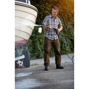 Mann reinigt Boot mit Nilfisk Super Schaumsprüher. Zubehör für Hochdruckreiniger.