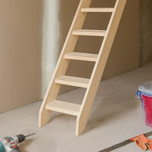 Robuste Raumspartreppe aus heller Fichte, Massivholz, mit breiten Stufen. Perfekt als Bautreppe oder Innentreppe.