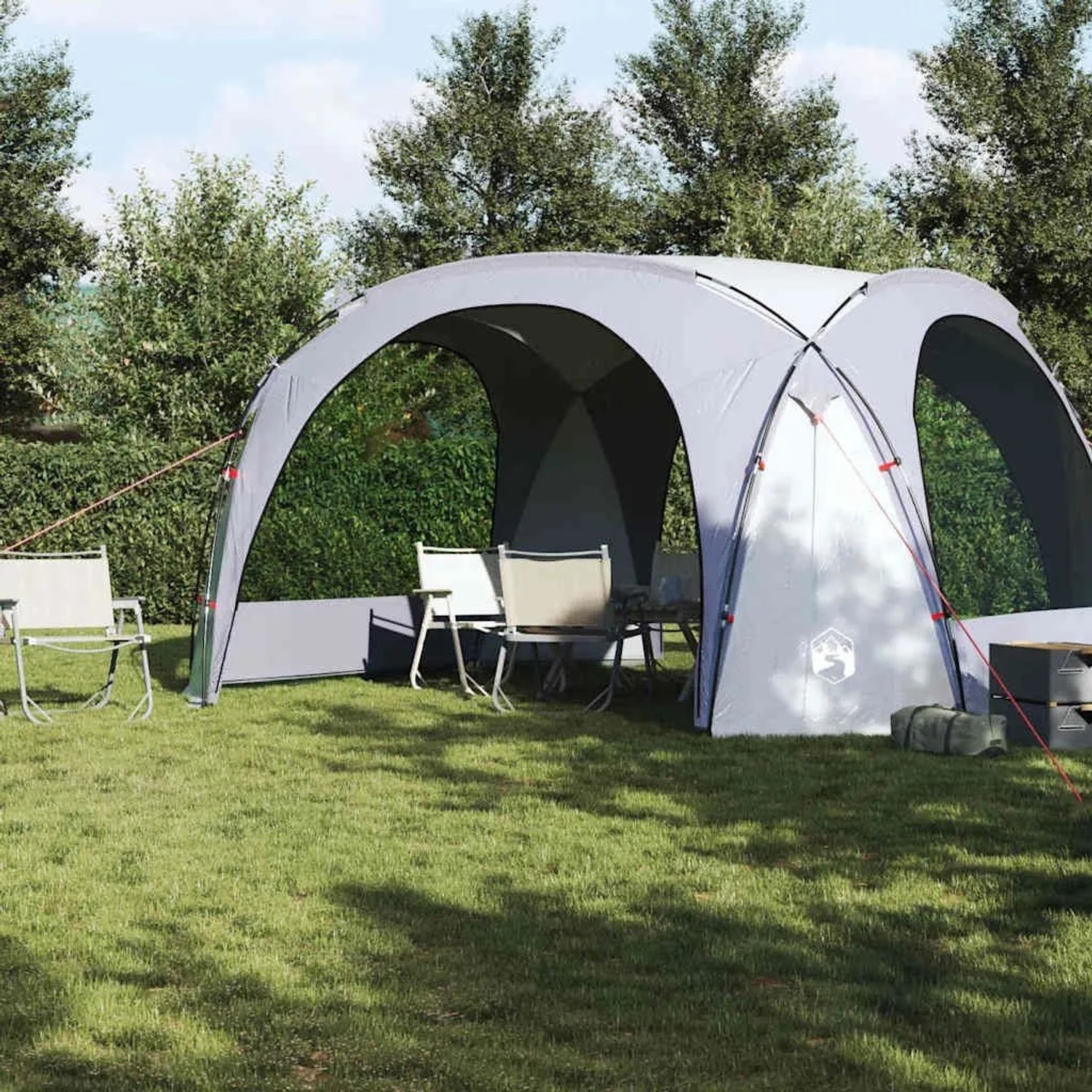 Grau-weißes Partyzelt auf Rasenfläche, wasserdicht. Geräumiger Pavillon für Gartenpartys und Outdoor-Events.