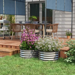 Outsunny Garten-Bett Set, zwei runde, silberne Blumenkästen aus verzinktem Metall mit Blumen bepflanzt.