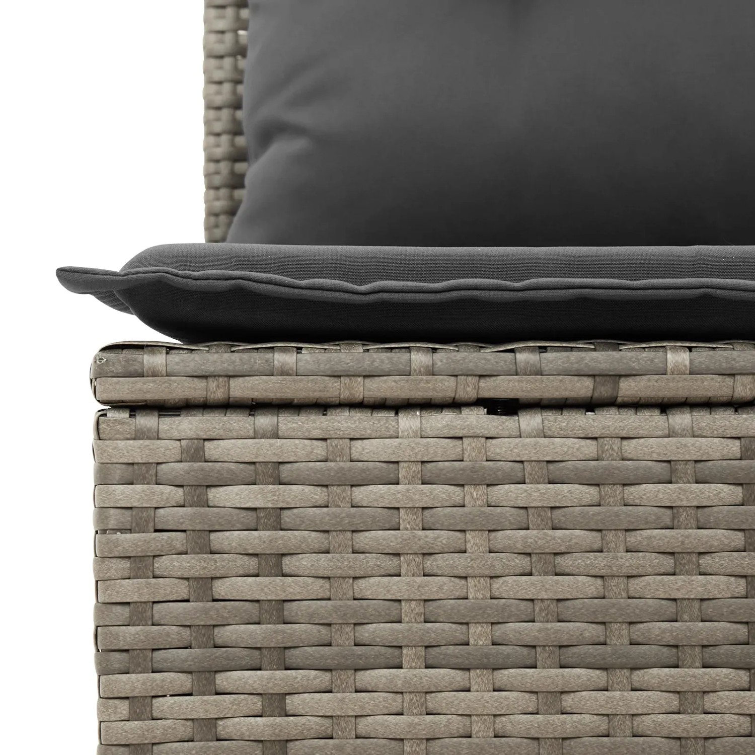 Detailaufnahme: Graues Gartenmöbel-Set aus Polyrattan mit Kissen.