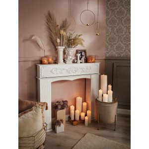 Dekorative Anordnung mit goldenem Spiegeltablett Modern Antique als zentrales Element.