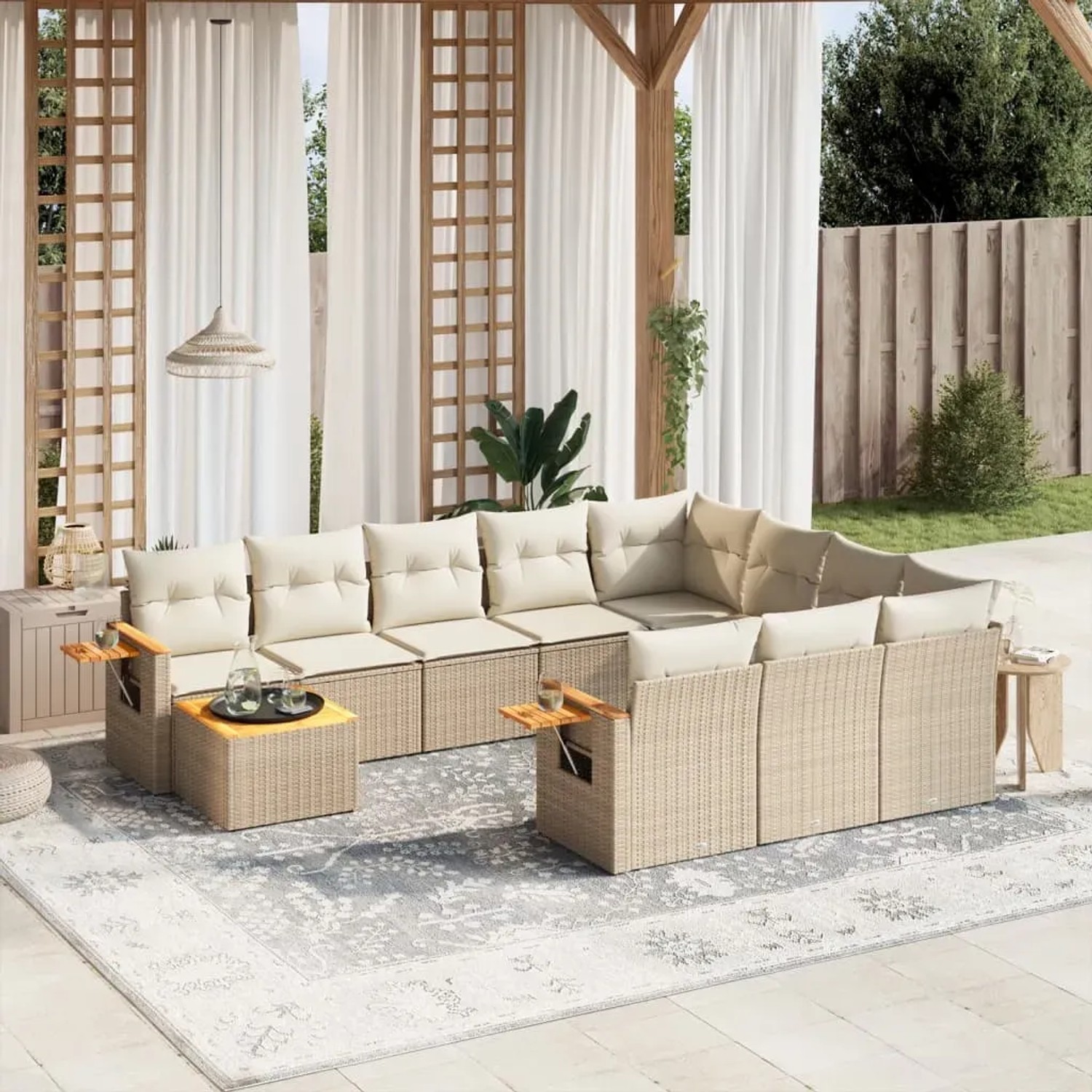 Beige 11-tlg. Garten-Sofagarnitur aus Poly Rattan mit Kissen und Tisch für Terrasse oder Garten.