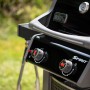 Detailansicht des schwarzen Weber Spirit E-220 Gasgrills mit 2 Brennern und Bedienelementen.