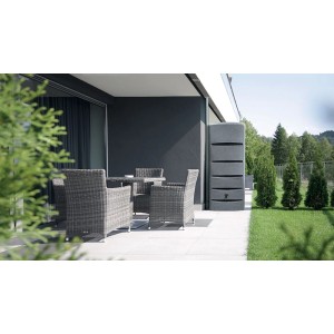 Arves Regenwassertank Tower 260 l in Granit-Optik neben Sitzgruppe auf Terrasse.