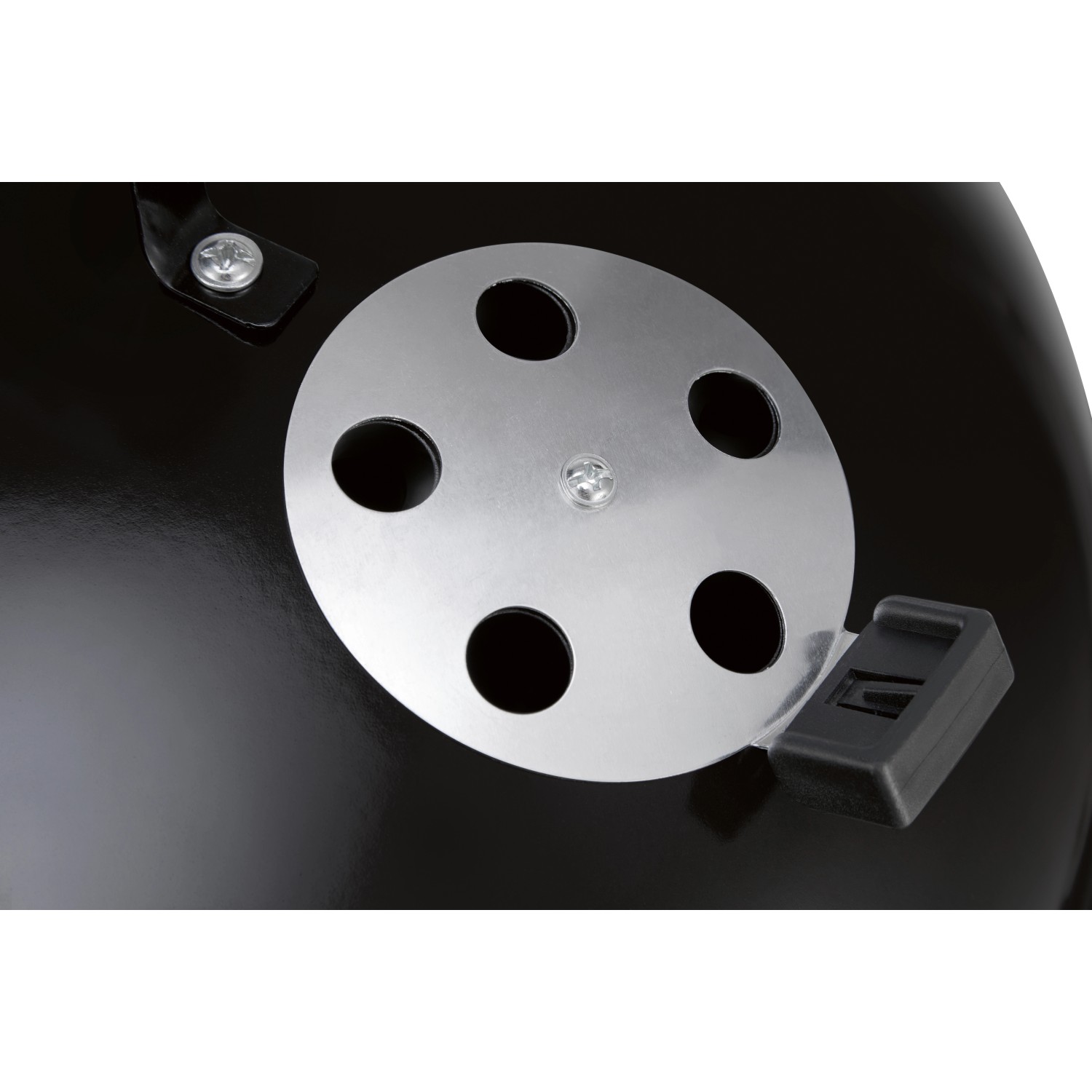 Detailaufnahme: Entlüftung am Deckel des Holzkohle-Kugelgrills.