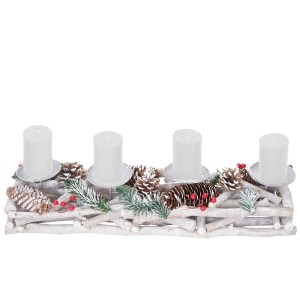 Länglicher Adventskranz aus Holz, weiß, mit vier Kerzen und weihnachtlicher Deko.