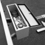 Stema Deichselbox für Autoanhänger, geöffnet, mit Zubehör wie Gurte und Schloss.