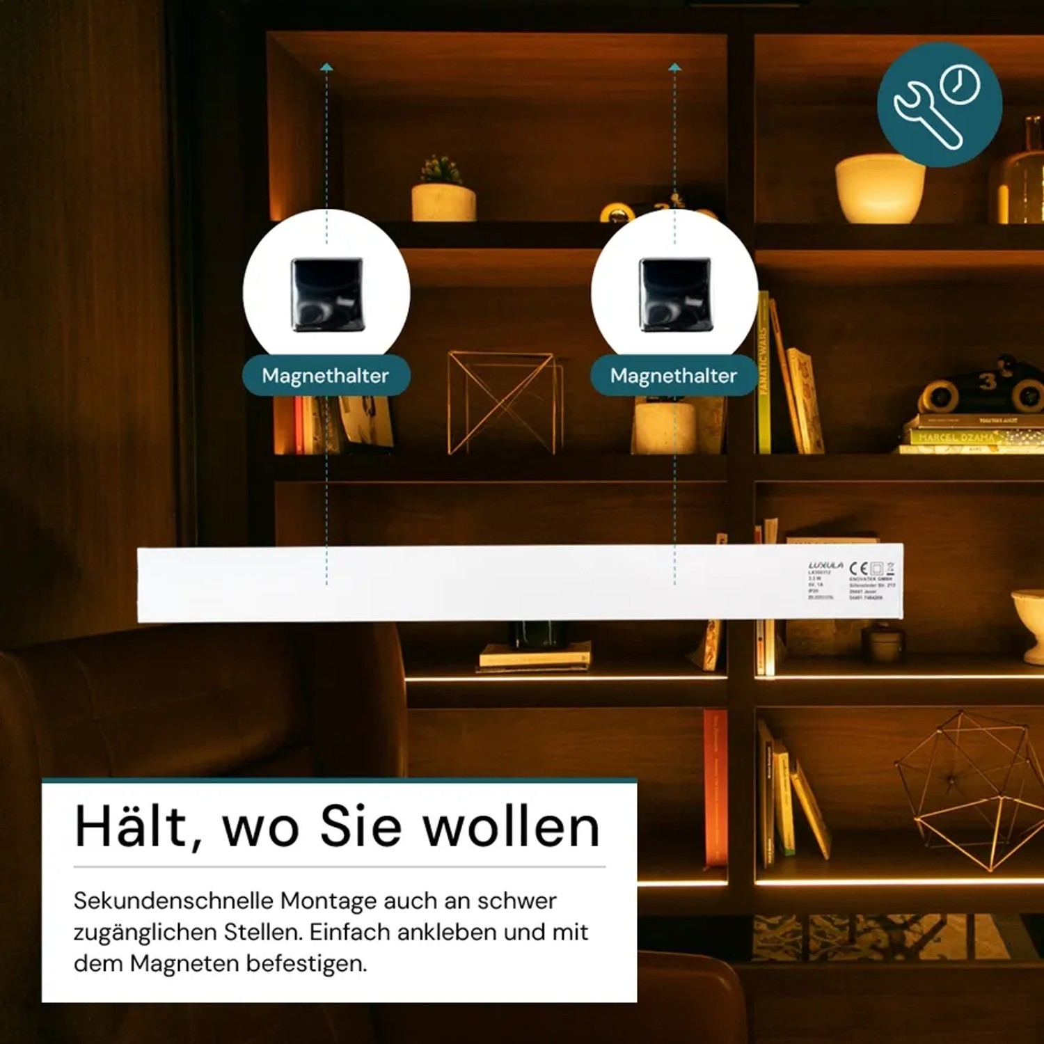 LUXULA LED Unterbauleuchte, silber, 40cm, mit Magnethalterung an einem Regal befestigt.