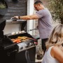Enders Gasgrill Chicago Next 4 R Turbo beim Grillen von Gemüse und Fleisch.