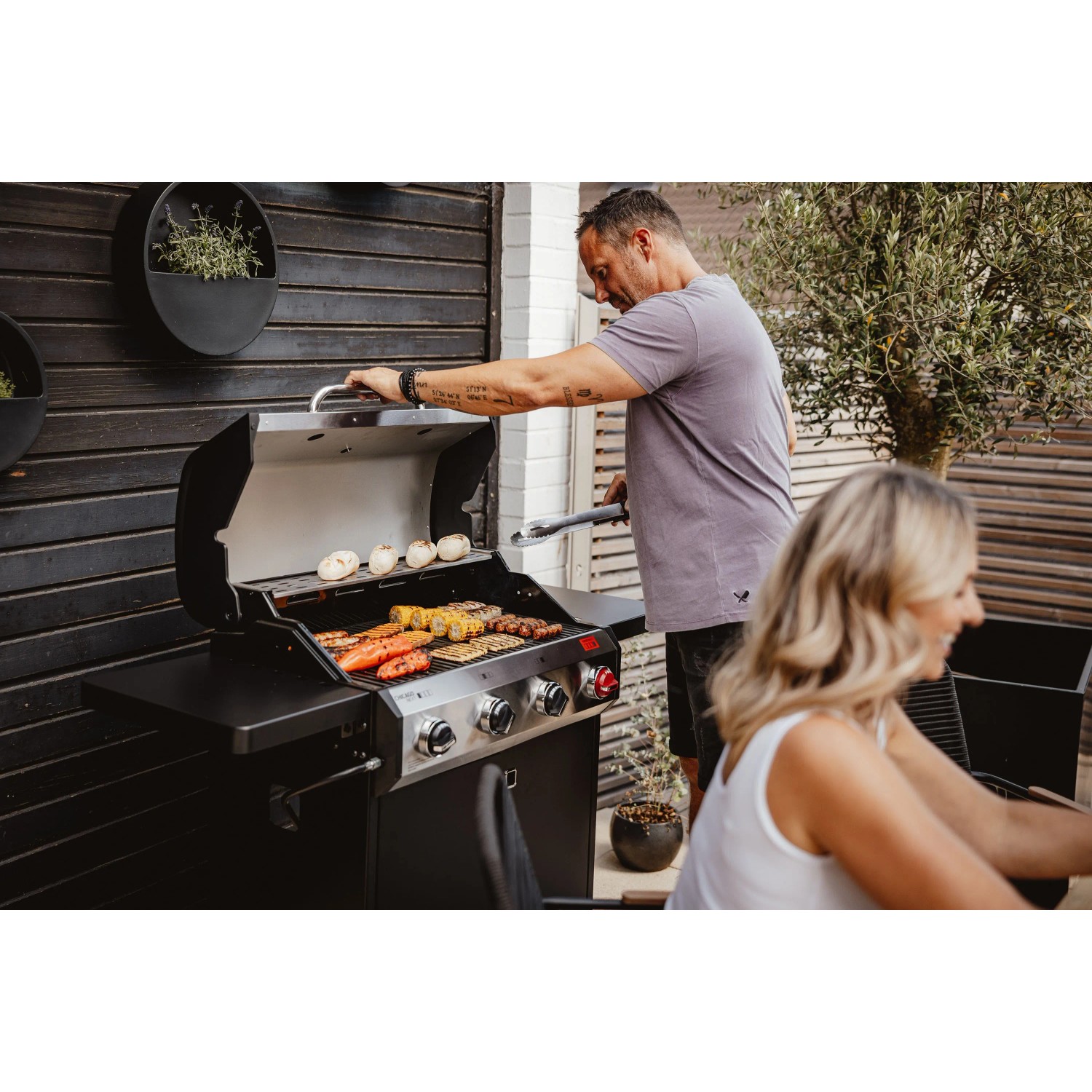 Enders Gasgrill Chicago Next 4 R Turbo beim Grillen von Gemüse und Fleisch.