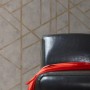 Schimmernde, gold-beige-graue PROFHOME Vliestapete mit geometrischem Muster.