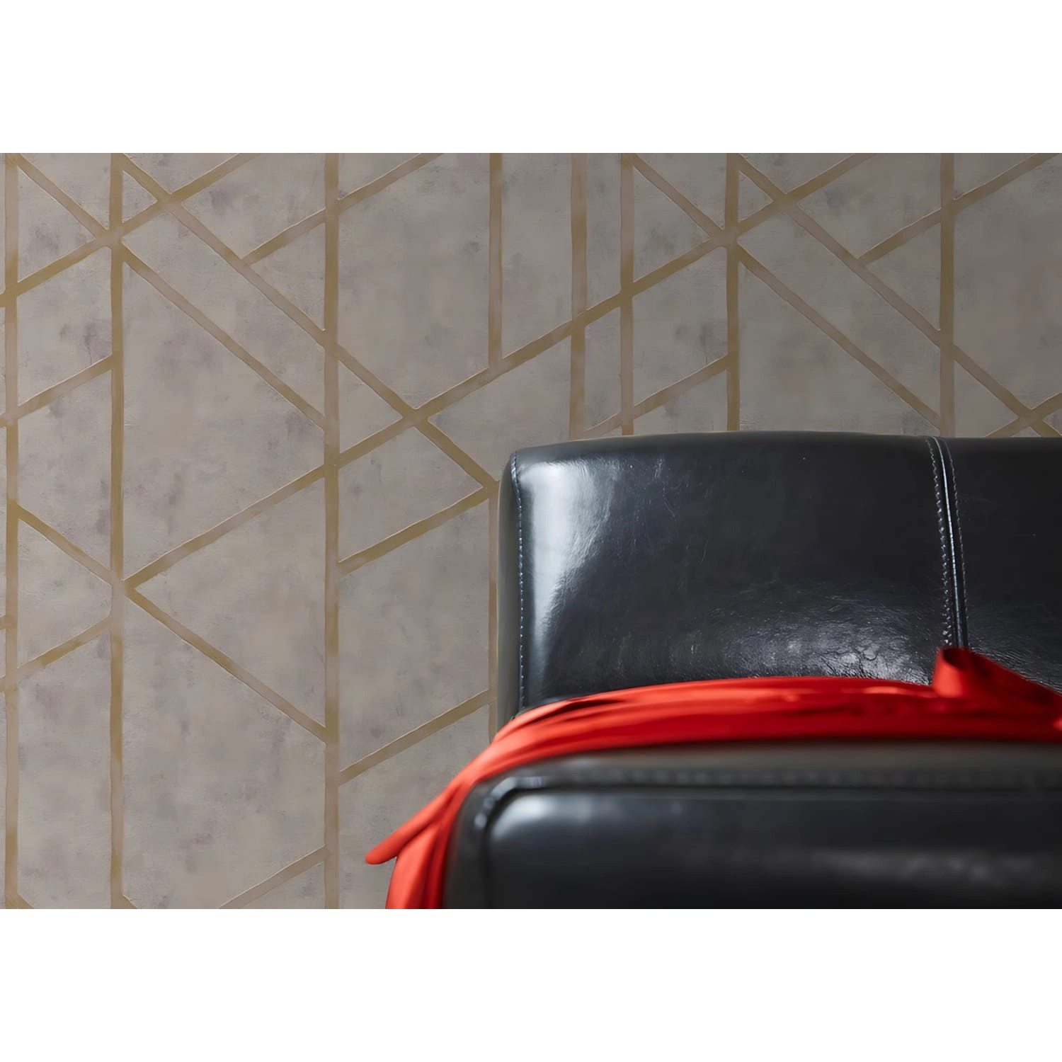 Schimmernde, gold-beige-graue PROFHOME Vliestapete mit geometrischem Muster.