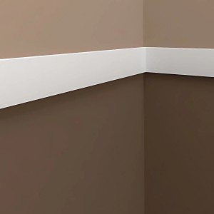 Weiße PROFHOME Wandleiste (200cm) als Stuckleiste an einer Wand montiert.