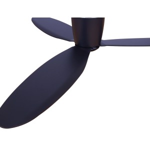 Schwarzer Lucci Air Deckenventilator mit drei Flügeln und Fernbedienung.