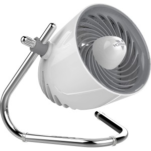 Vornado Pivot Tischventilator in Eisgrau mit Chromfuß und schwenkbarem Kopf.