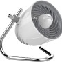 Vornado Pivot Tischventilator in Eisgrau mit Chromfuß und schwenkbarem Kopf.