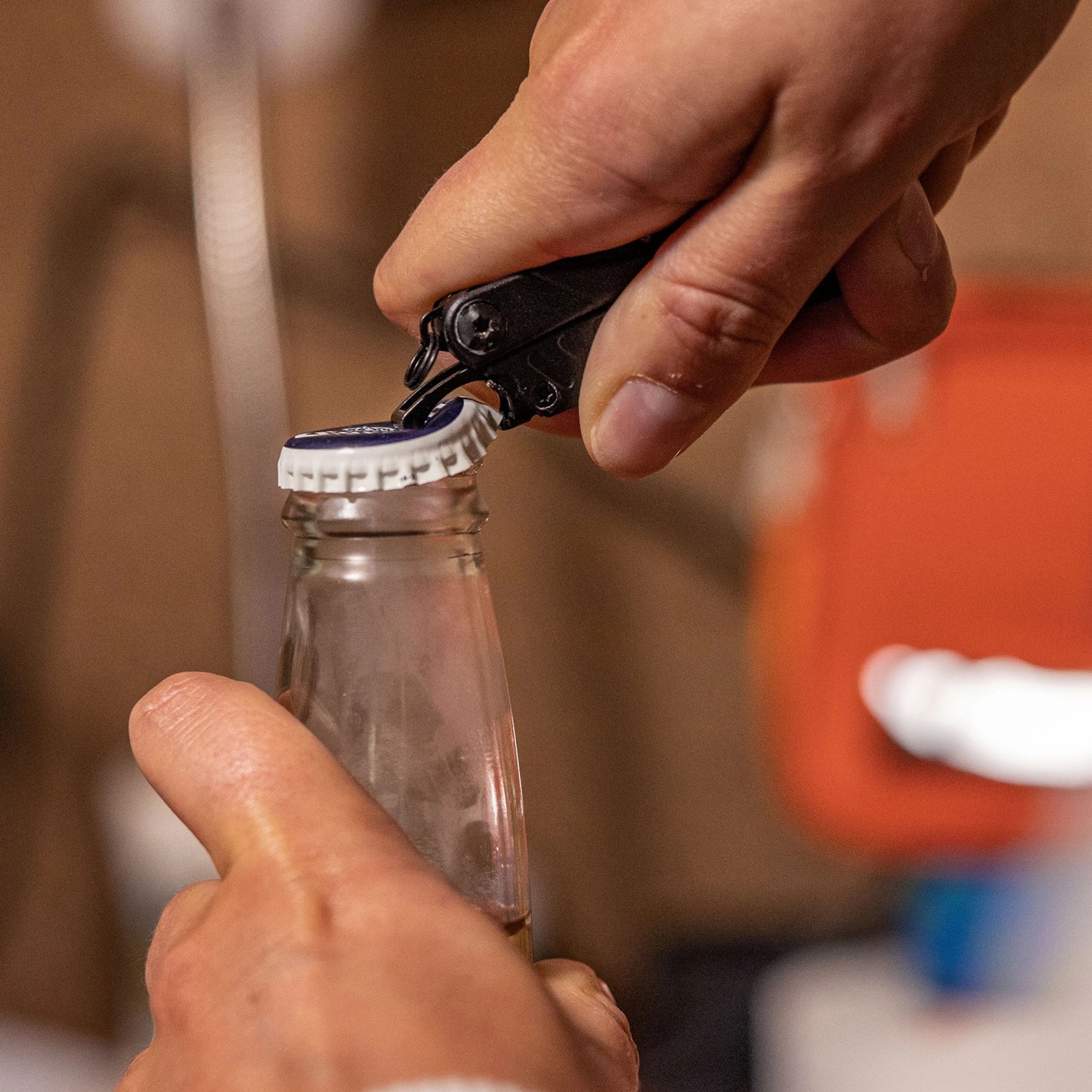 Gerber Multi-Tool Dime öffnet Flasche. Kompaktes Multitool mit Flaschenöffner Funktion.