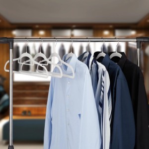 Weißes 50er-Pack Samt Kleiderbügel Set auf Kleiderstange. Rutschfeste Velour-Bügel für Hemden, Hosen & Accessoires im Kleiderschrank.