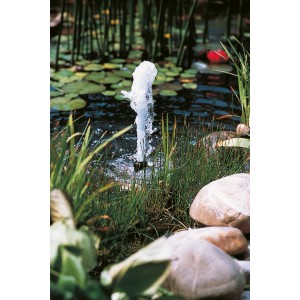Ubbink Elimax 2000 Springbrunnenpumpe im Gartenteich mit Fontäne und Steinen im Vordergrund.