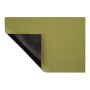 Wetterfester, olivgrüner Outdoor Teppich Aversa für Terrasse und Garten, Rückseite schwarz.